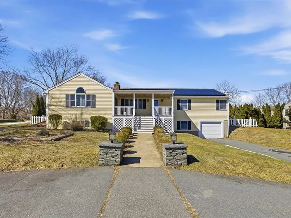 52 Viking Dr, Portsmouth, RI 02871