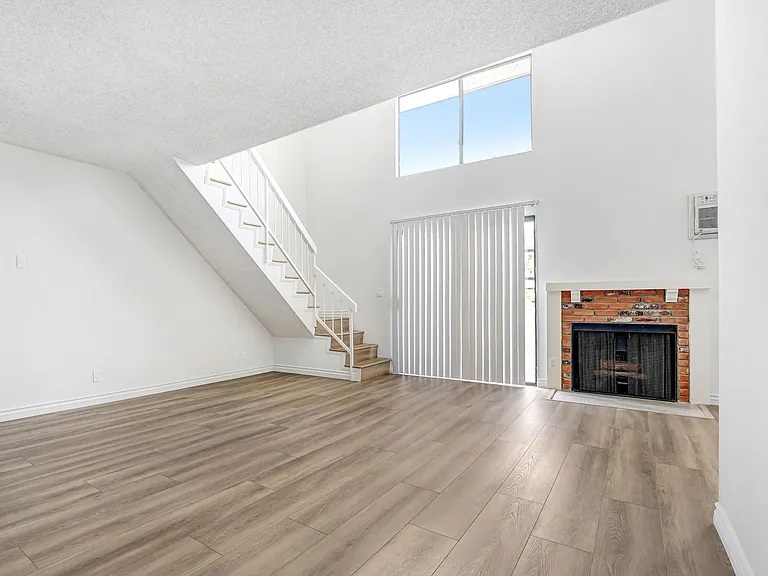 3415 McLaughlin Ave in Mar Vista! Steps to toe Mar Vista Rec Center! — Photo 2