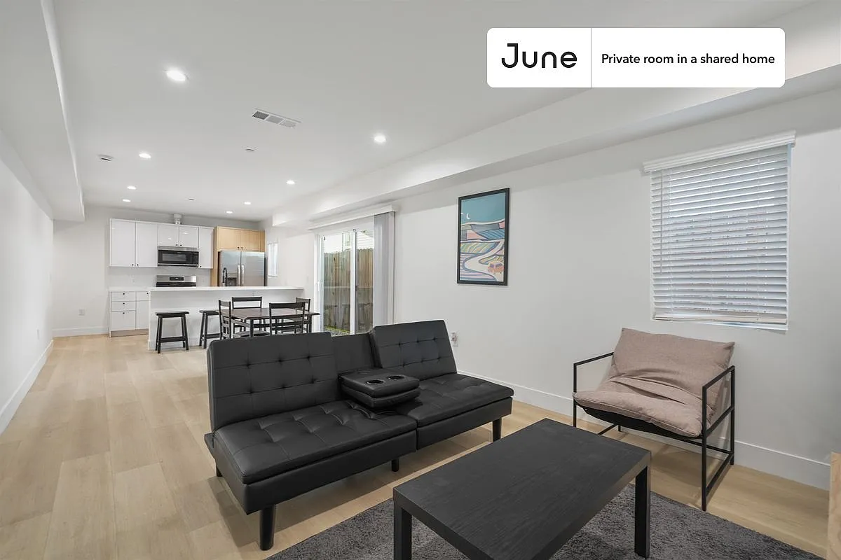 Queen bedroom in 3 bed/2 bath home in Hollywood #1858 B — Photo 4