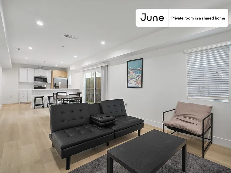 1321 N June St #B — Photo 4