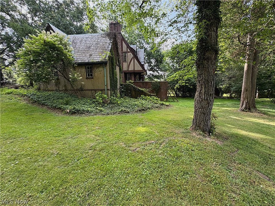 7th image of 946 Park Blvd E
