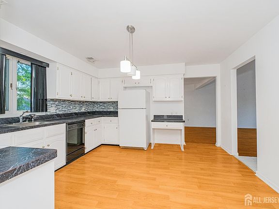 3rd image of 9 Sycamore Ln