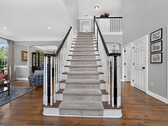 5th image of 16 Meadowview Dr