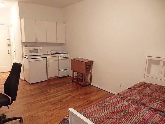 4th image of 415 W 43rd St #1C