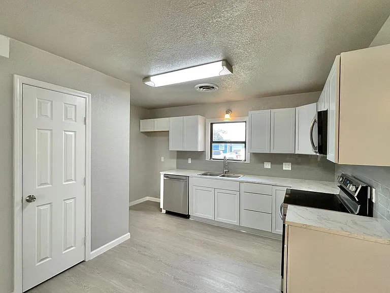 302 Washington St — Photo 16