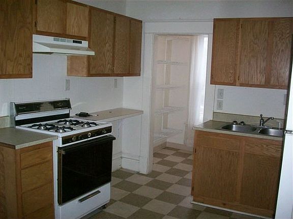 3rd image of 306 Spencer St NE