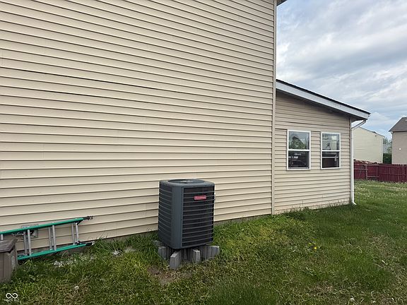 5th image of 910 Angus Ln