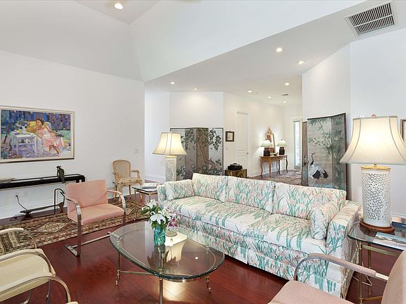 4th image of 245 NE 8th Ave
