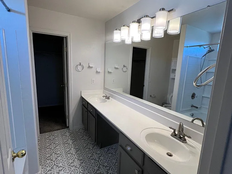 6821 S 40th Dr — Photo 13