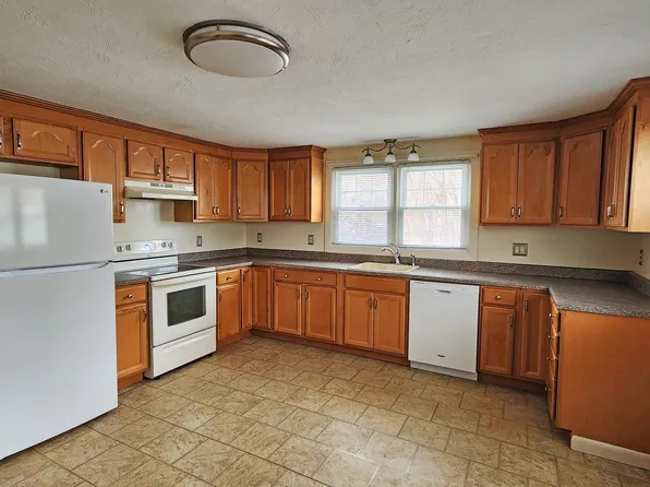 216 5th St APT 1, Leominster, MA 01453