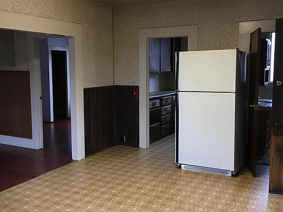 5th image of 215 Blackburn St