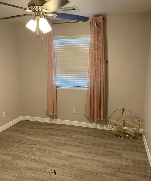 225 W Adams St — Photo 9