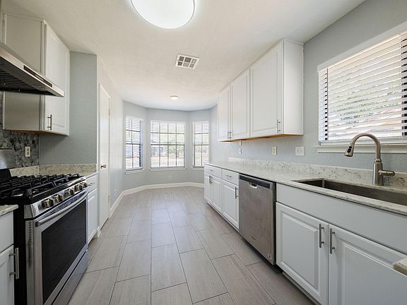 3rd image of 808 Primrose Ln