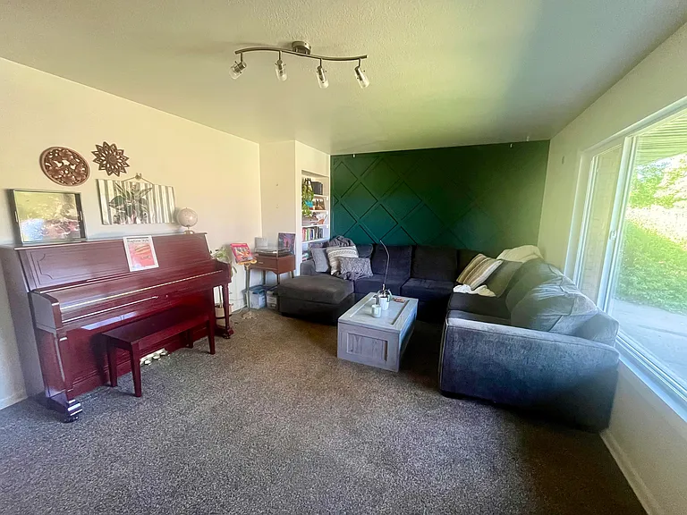 1925 Oakwood Dr — Photo 3