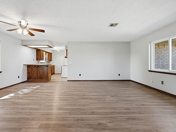 3rd image of 3212 Gwendolyn Ln