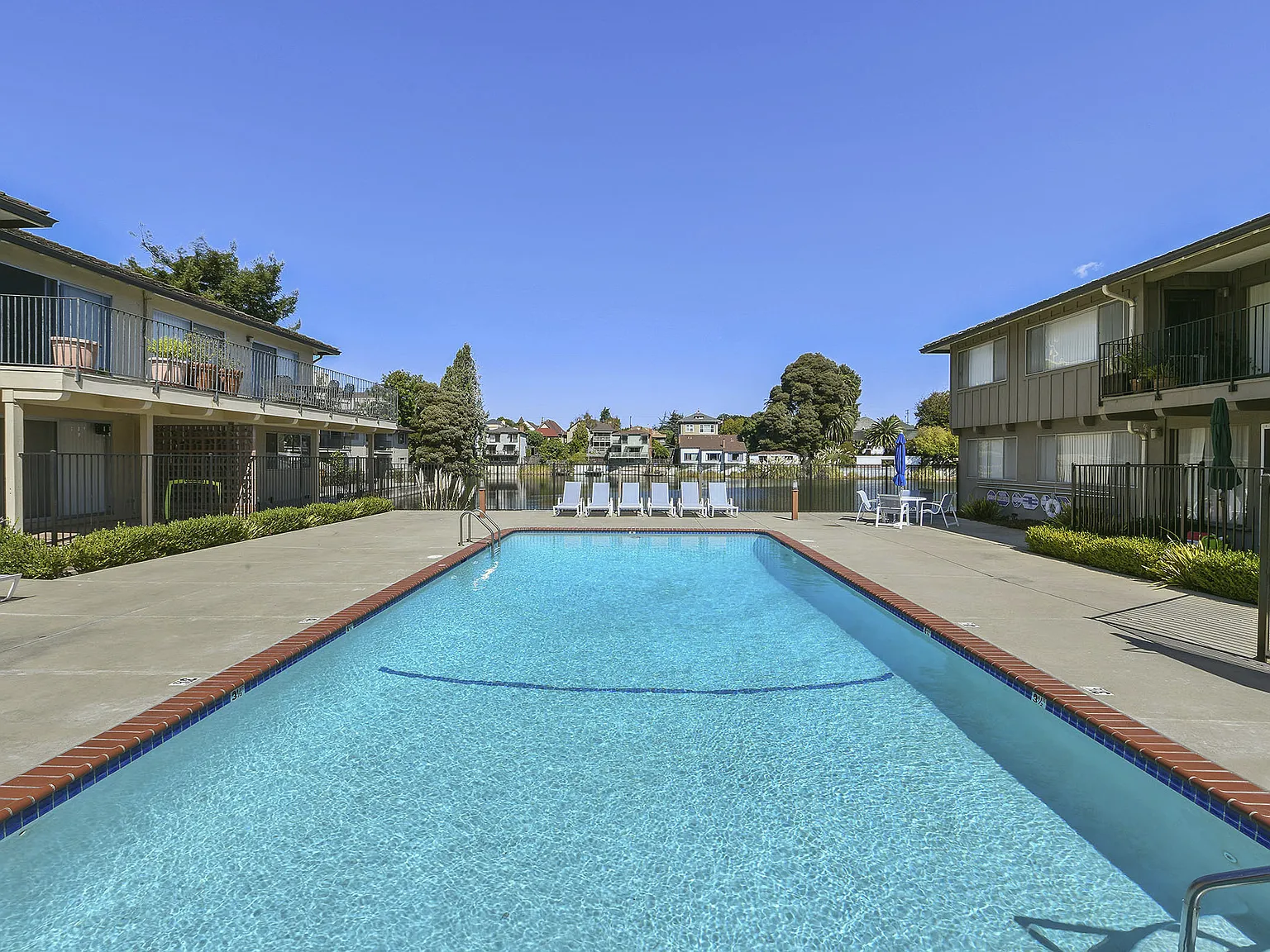 Driftwood Apartments — Photo 1