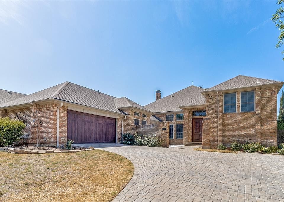 1st image of 300 Bridlewood Ct