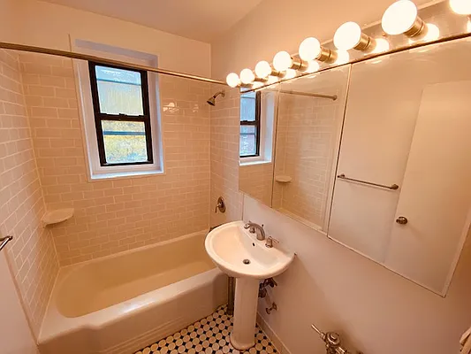 Rented by Silverstein Collection LLC  | media 8