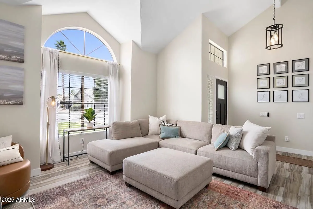 3 bed, 1465 sqft, $3,999 — Photo 2