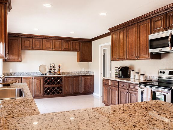 3rd image of 3704 Mesa Verdes Dr