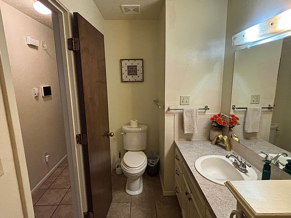 5th image of 905 Collins Ave
