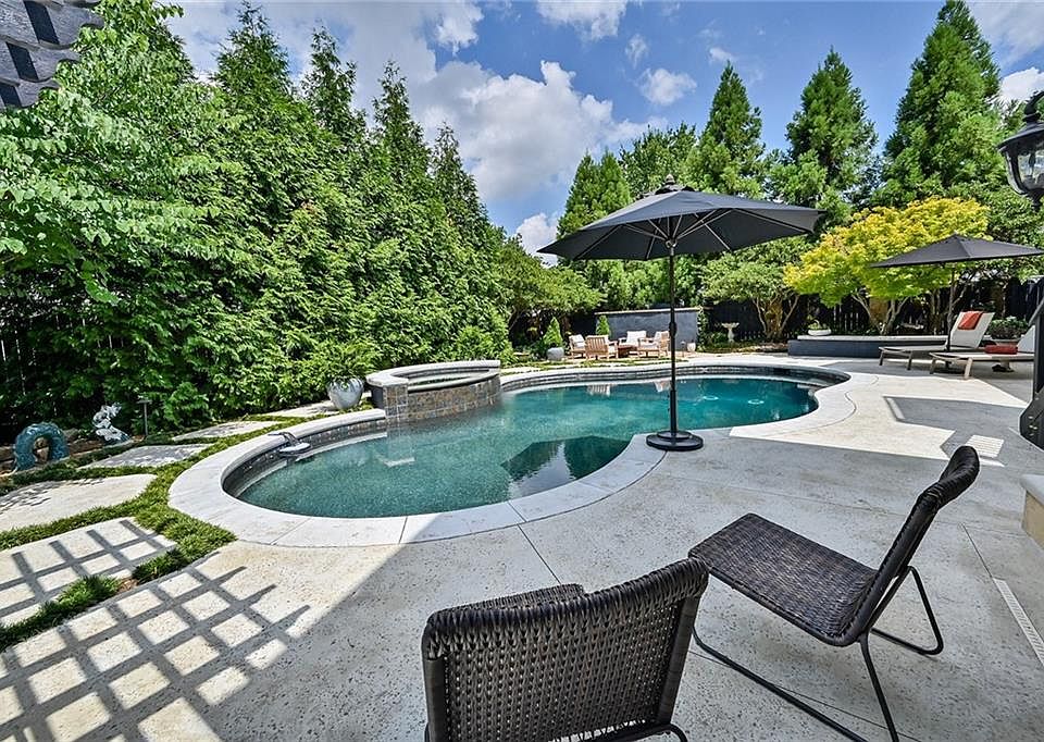 1st image of 300 Fairbrook Cir NE
