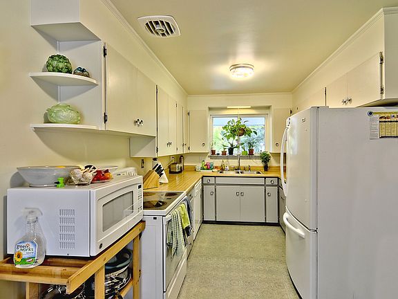 2nd image of 803 5th St NE