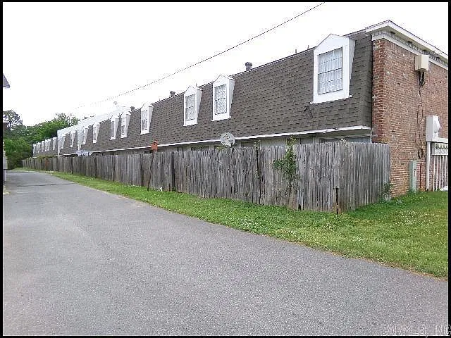 2 bed, 1.5 bath, 904 sqft, $799 — Photo 4