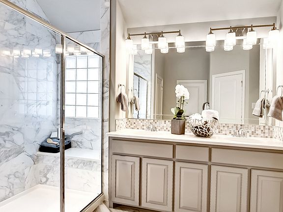 Dual sinks in owner s bath