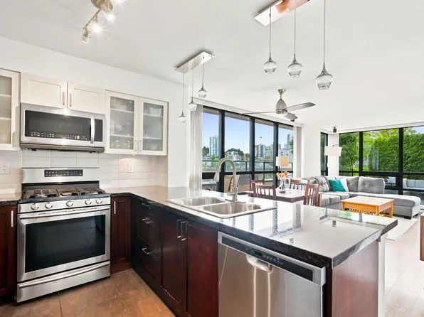 1 Renaissance Sq #401, New Westminster, BC V3M 0B6