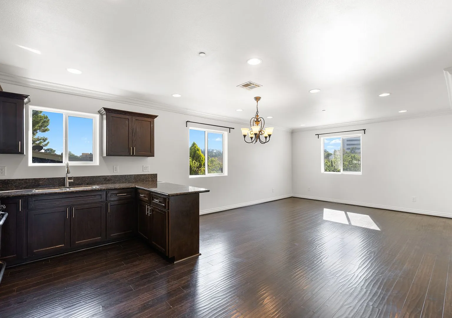4 Bed / 3 Bath Townhouse - Parking & in-unit laundry - Right next to USC Keck Medical Center — Photo 3