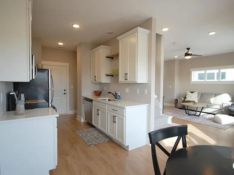 1218 S Linn St — Photo 10