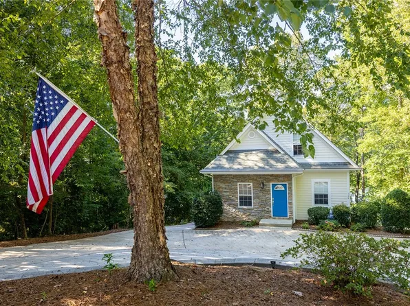 109 W Waters Edge Ln, West Union, SC 29696