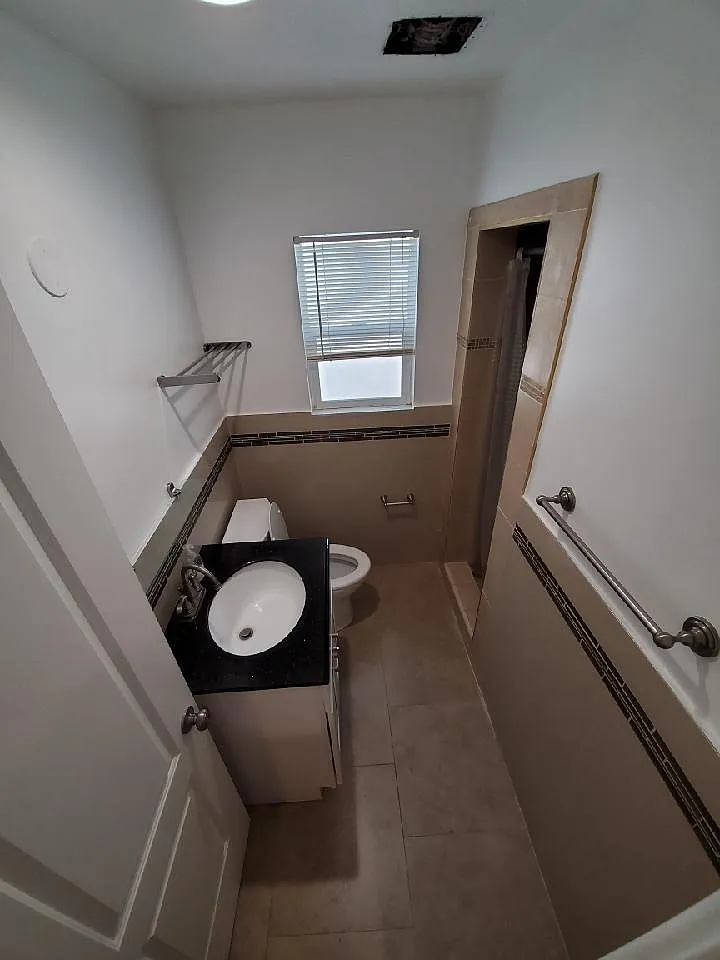 720 S Mariposa Ave — Photo 3
