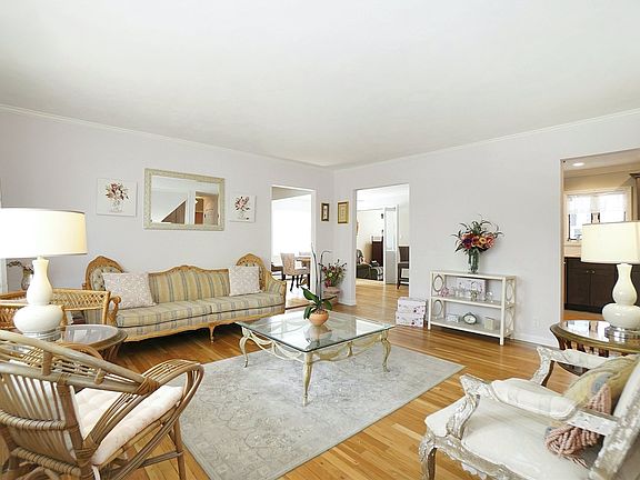 5th image of 85 Crestwood Blvd
