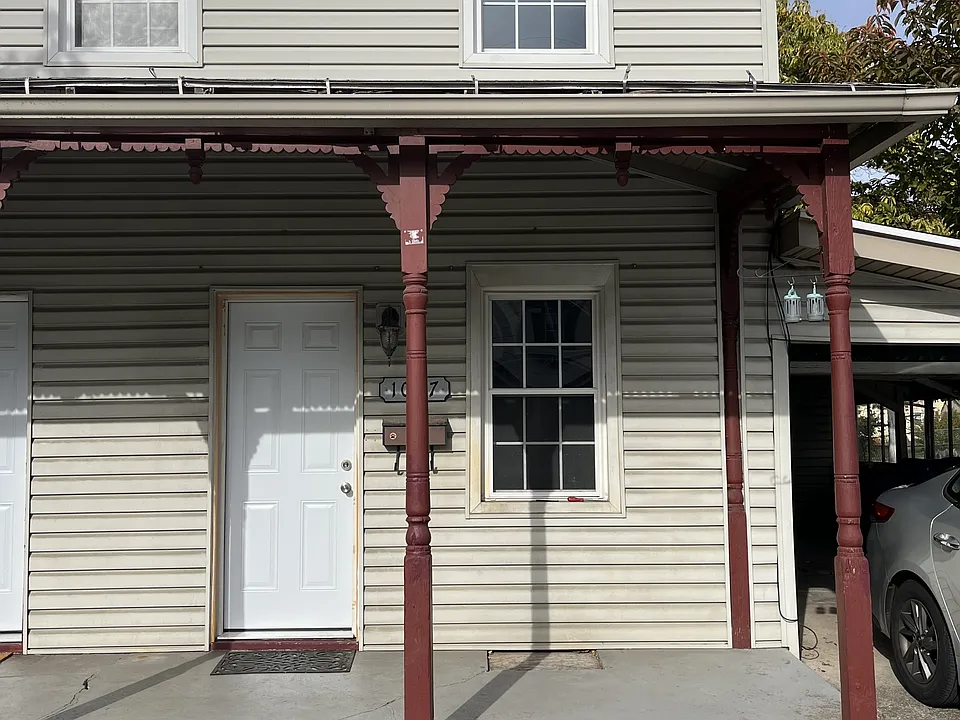 1077 Main St