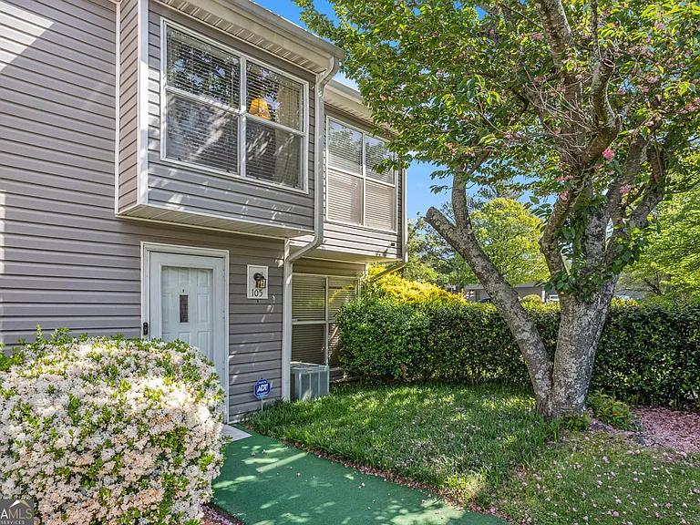 105 Governors Dr — Photo 1