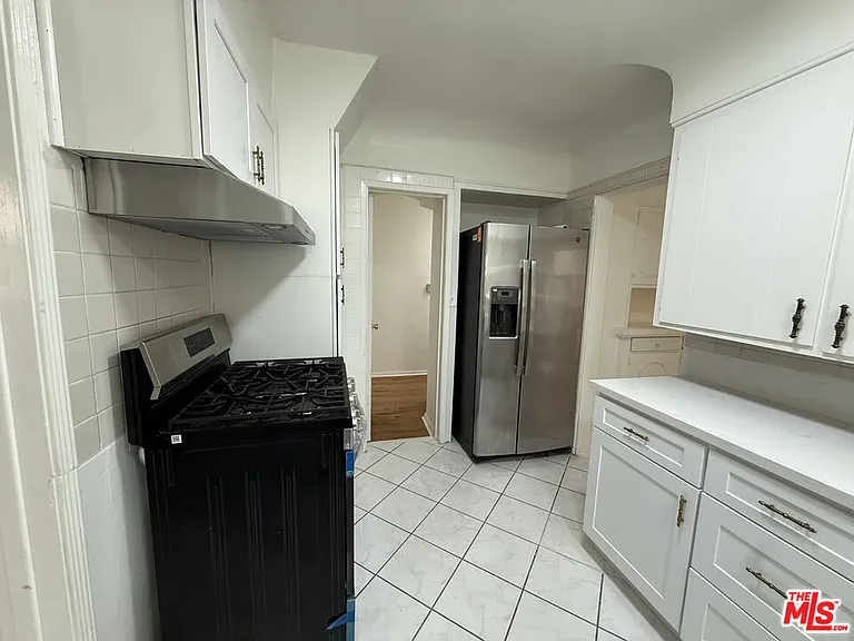 211 S Arnaz Dr #LOWER — Photo 14