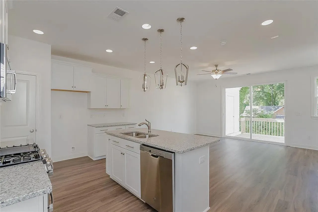 3 bed, 2.5 bath, 1524 sqft, $1,995 — Photo 4