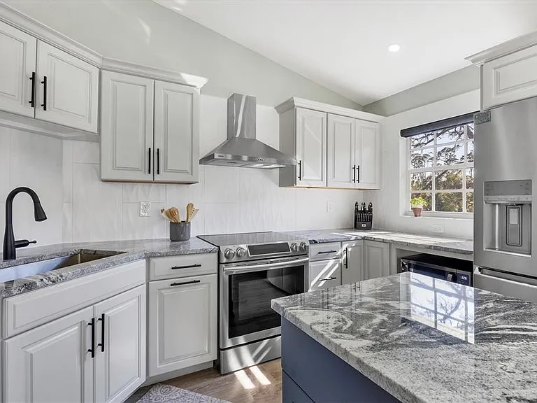 809 Montrose Dr #203 — Photo 7