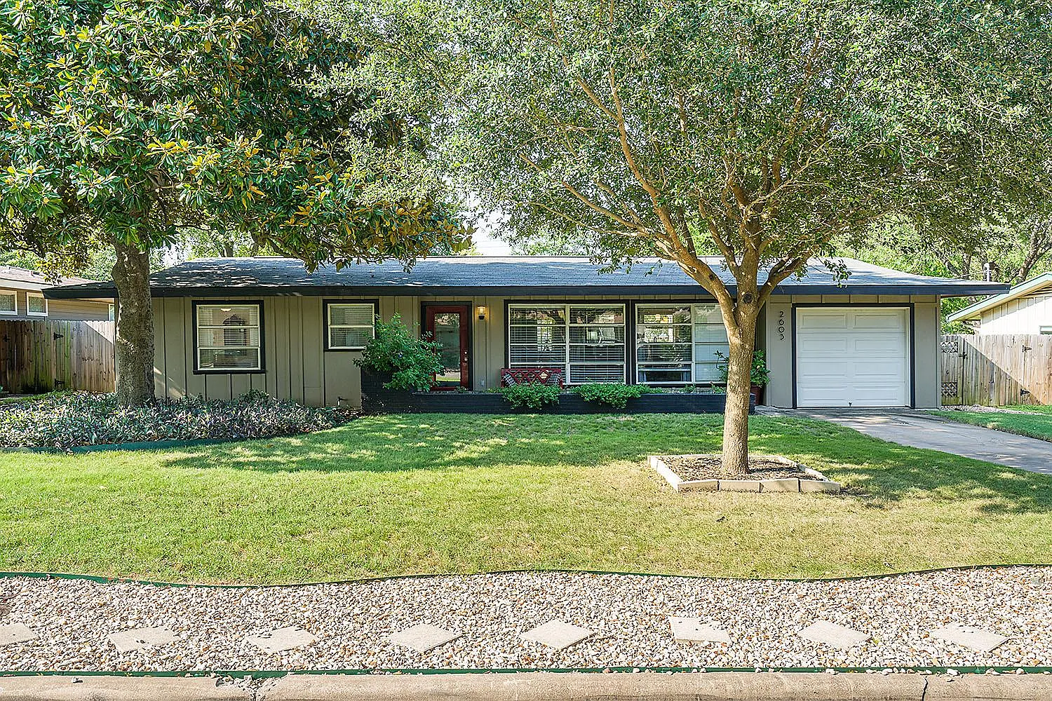 3 bed, 1.0 bath, 1030 sqft, $2,600 — Photo 1