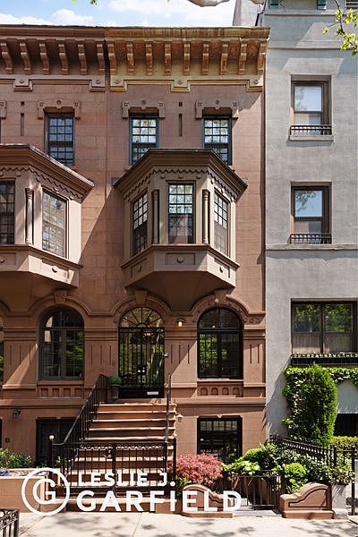 1st image of 121 E 91st St