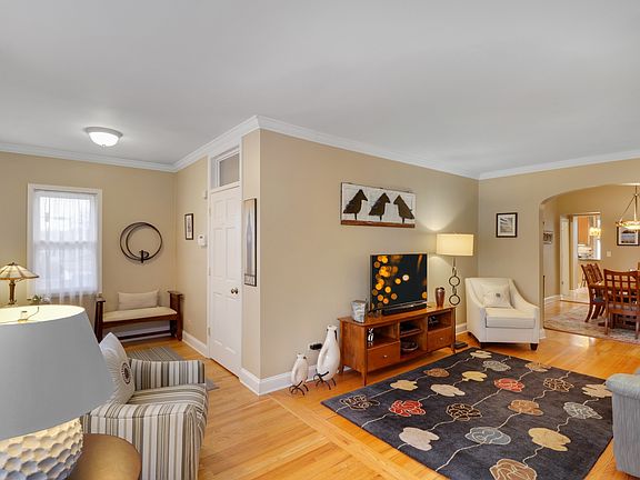 2nd image of 810 Dunlop Ave
