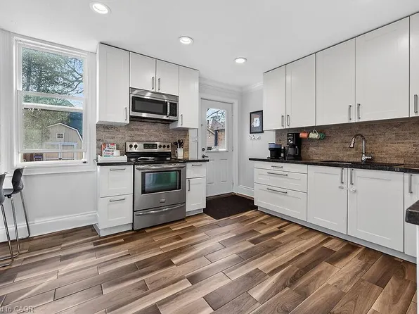 179 Burris St, Hamilton, ON L8M 2J7