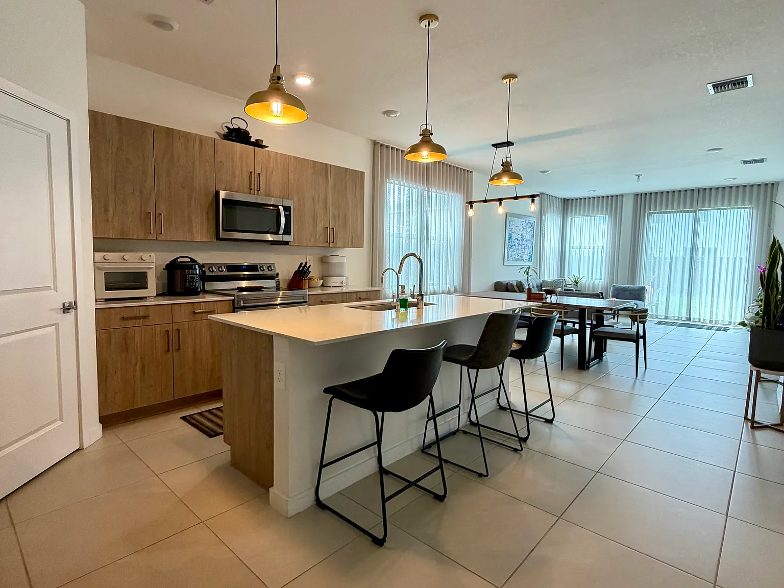 4 bed, 2.5 bath, 2878 sqft, $4,500 — Photo 4