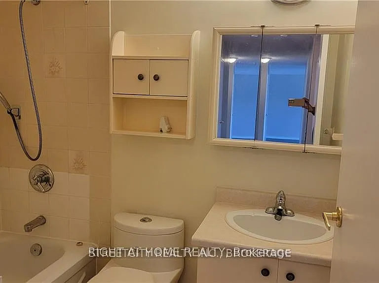 1600 Adelaide St N #202 — Photo 3