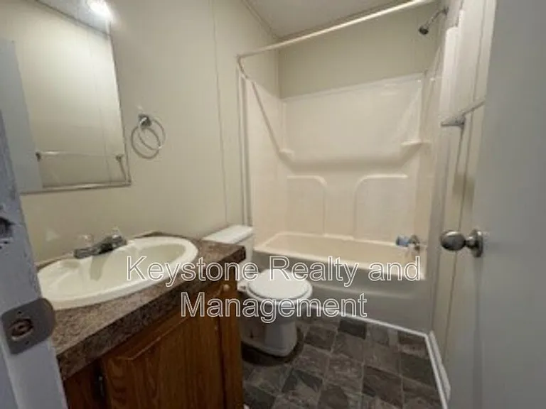 815 Monroe Ln — Photo 6