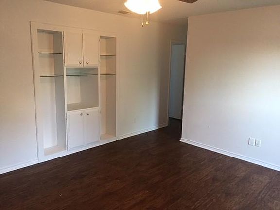 3rd image of 1017 E Martin Ln