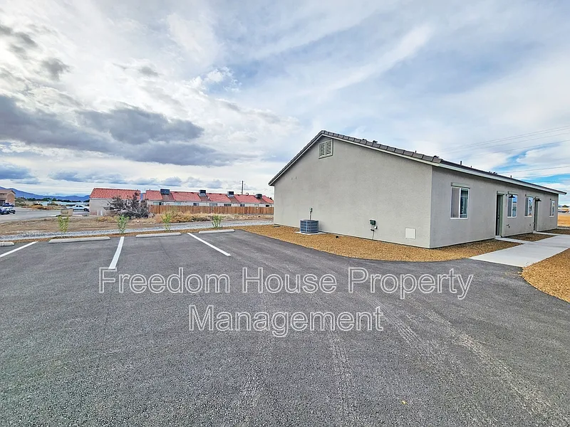 3 bed, 2.0 bath, 1007 sqft, $1,200 — Photo 3