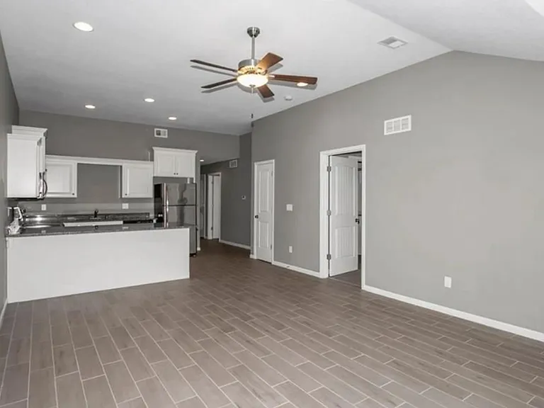 200 SW Laurel Dr #200 SOUTHWEST LAUREL — Photo 4